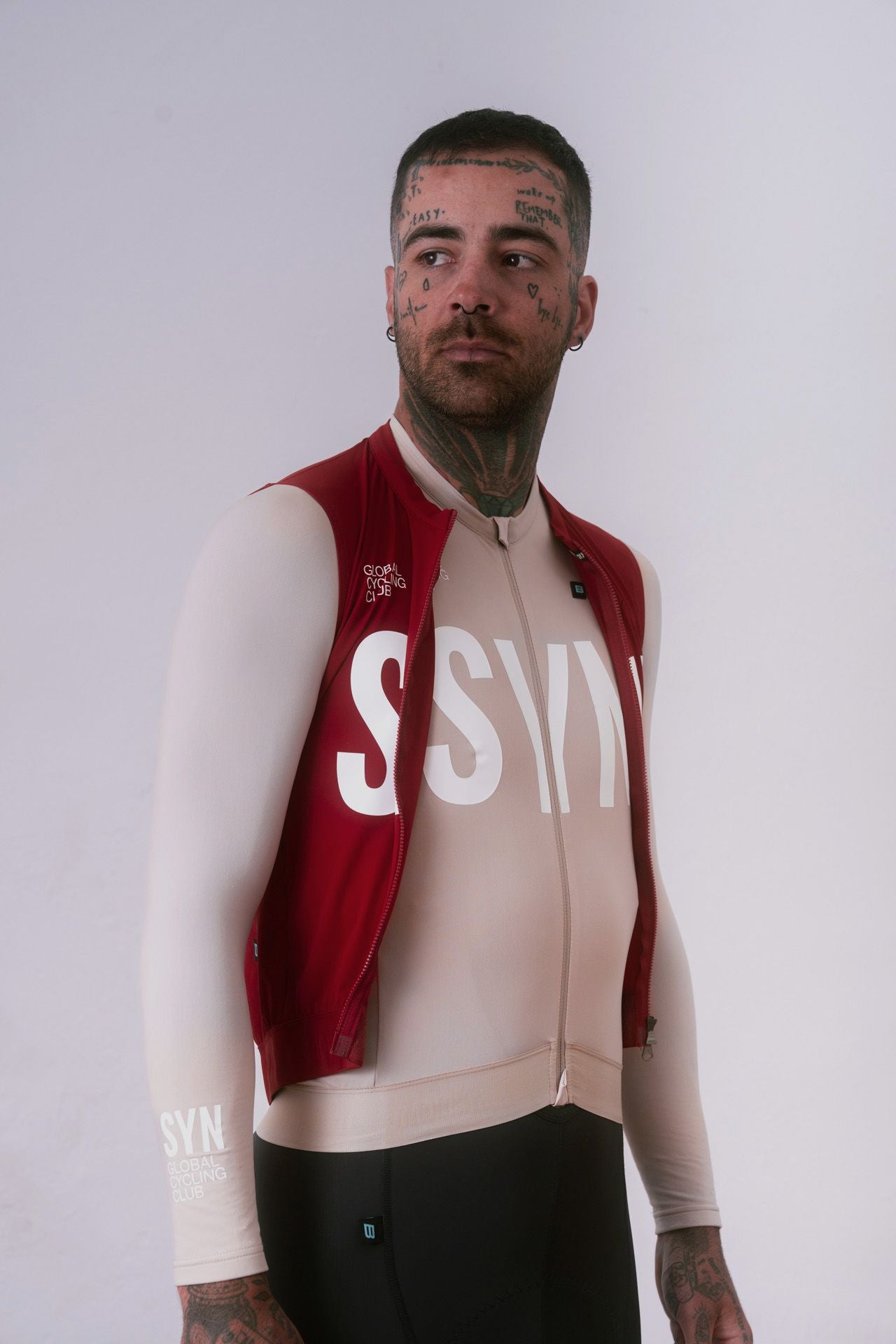 SYN - Men's Training L/S Jersey 2.0 - Ivory - Nuremberg Germany - Close up on model