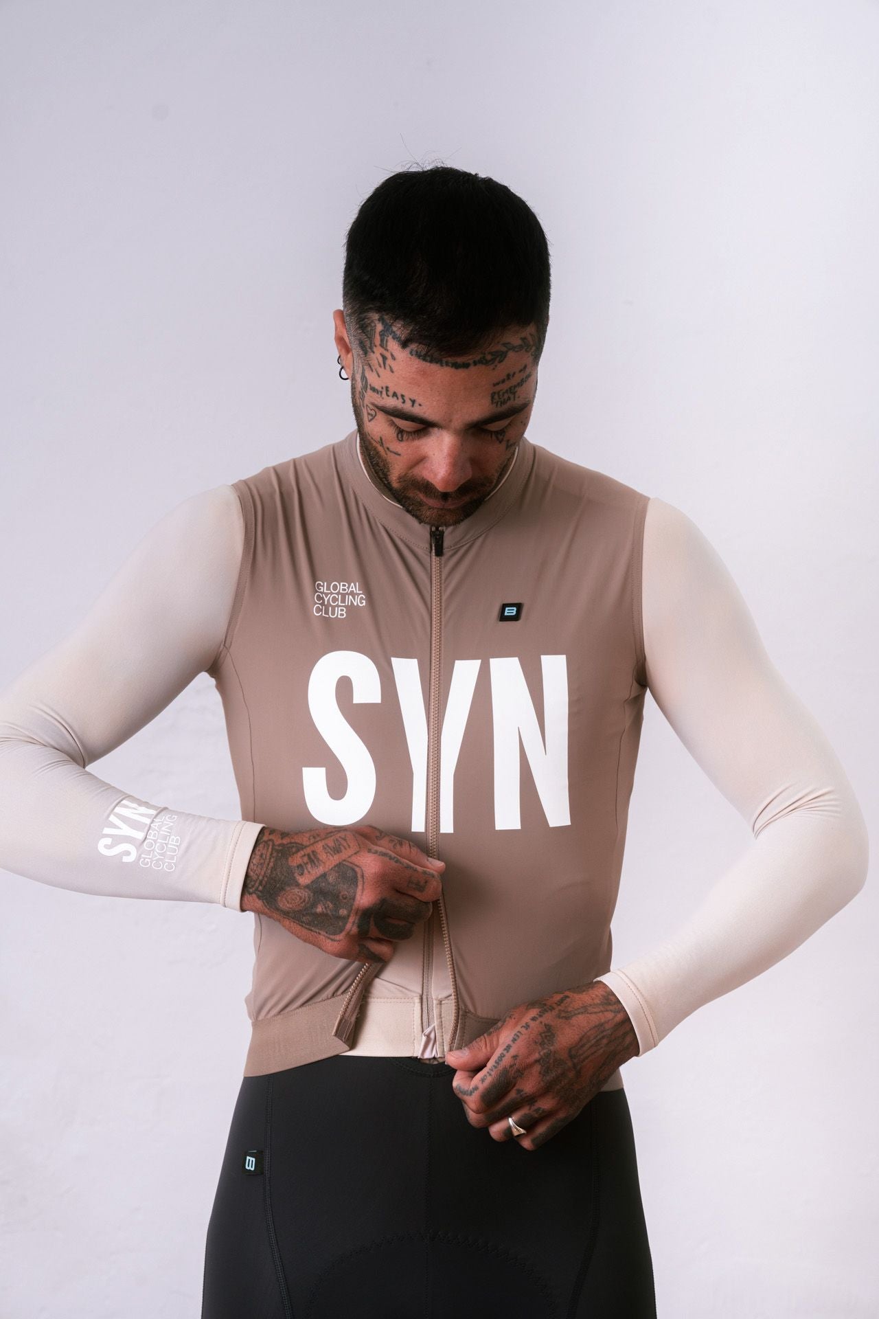 SYN - Men's Training Vest 2.0 - Nomad - Nuremberg, Germany - Zipper on model