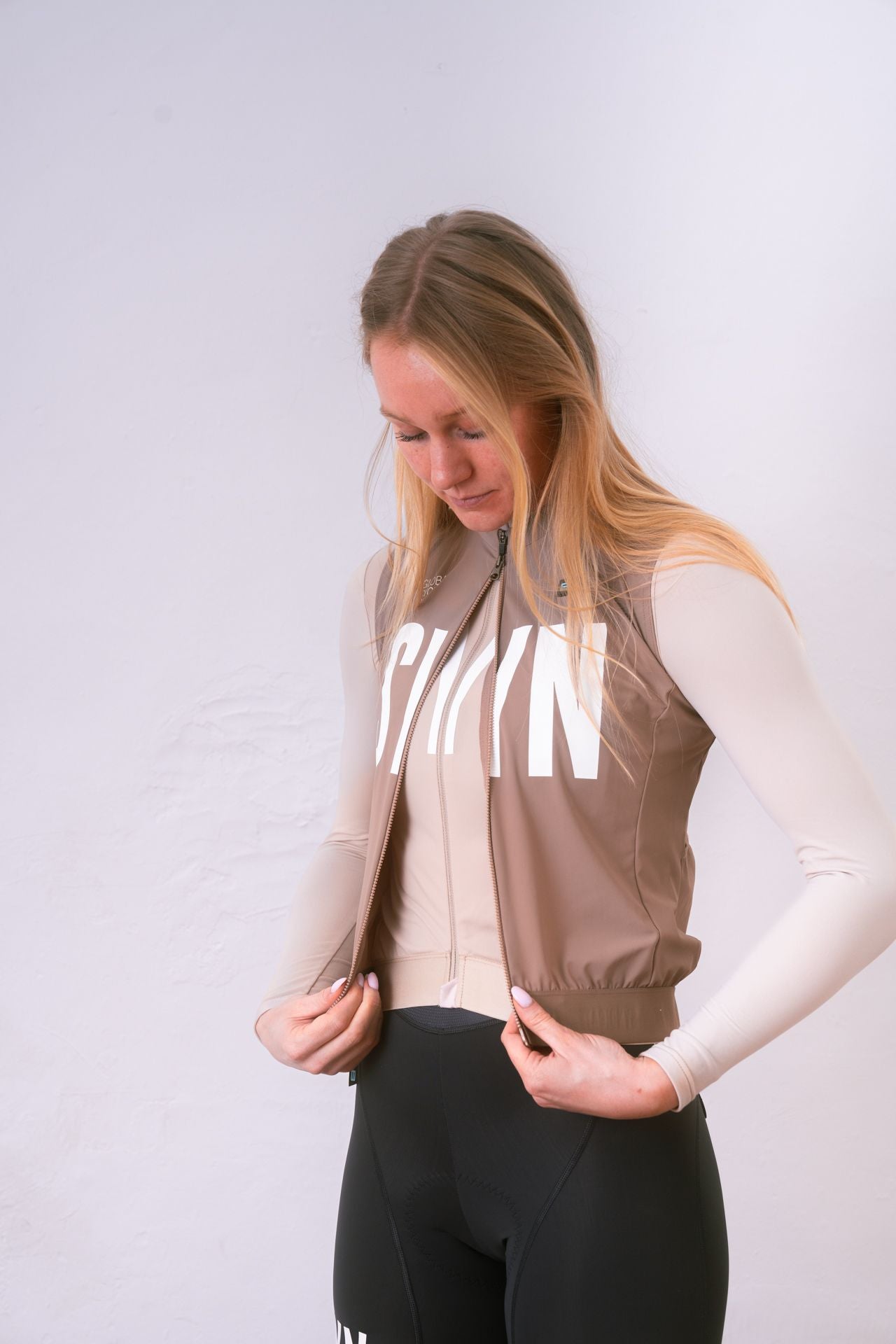 SYN - Women's Training Vest 2.0 - Nomad - Nuremberg, Germany - Closeup on model