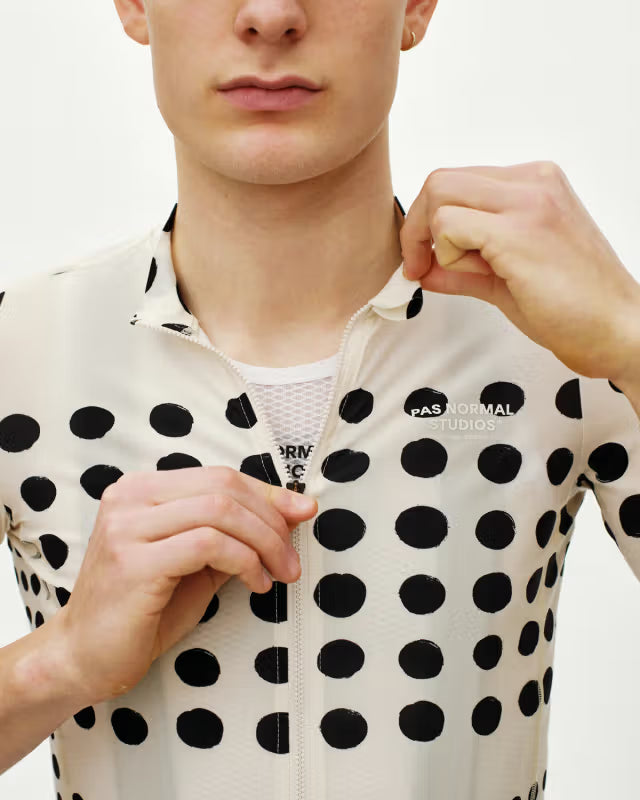 Pas Normal Studios - Essential Trikot für Herren - Dot Off White