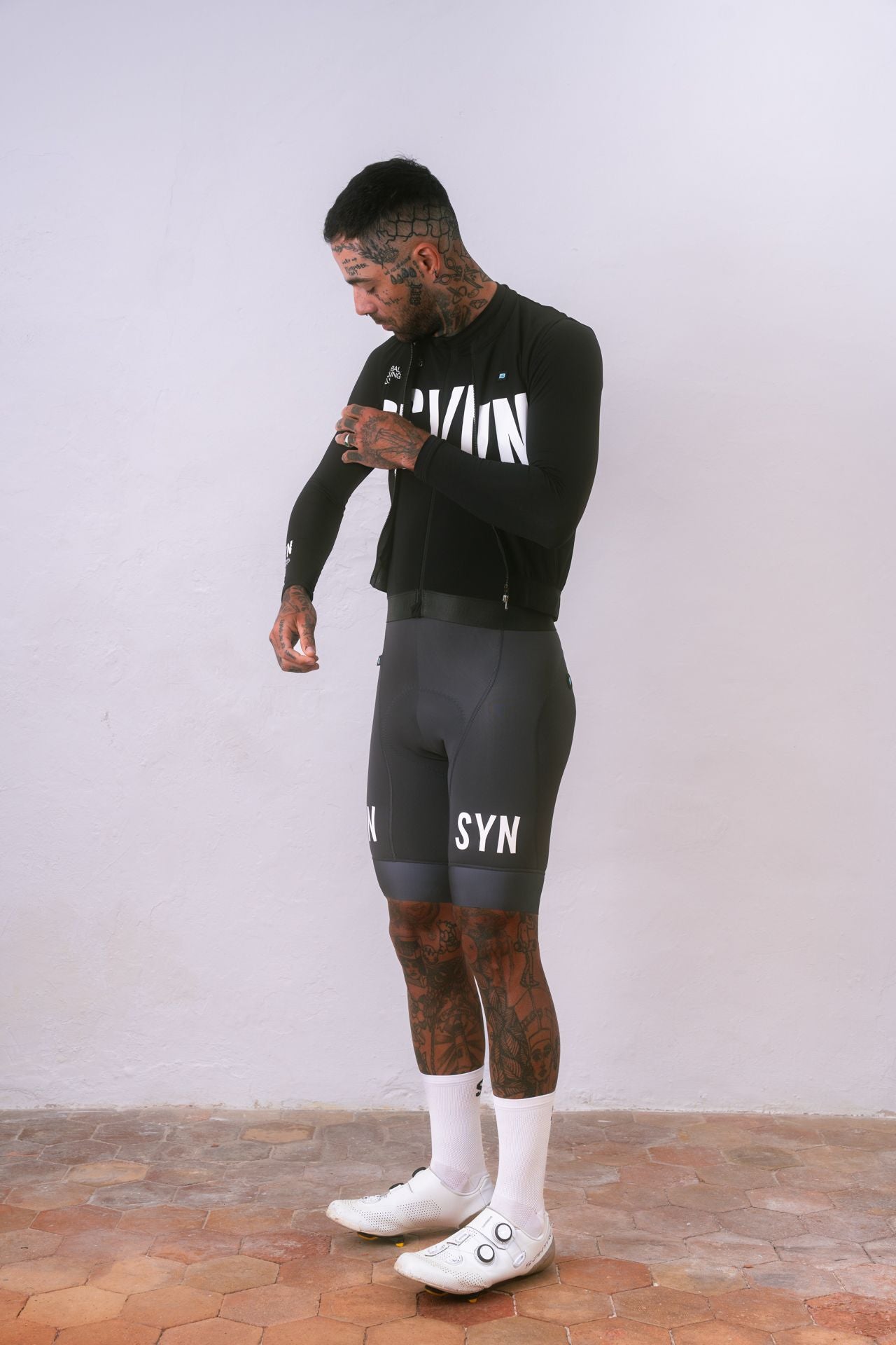 SYN - Men's Training L/S Jersey 2.0 - Black - Nuremberg Germany - Side view on model 