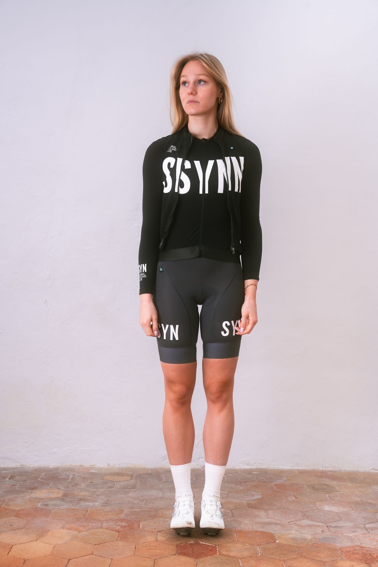 SYN - Women's Training L/S Jersey 2.0 - Black - Nuremberg Germany - Front view on model 