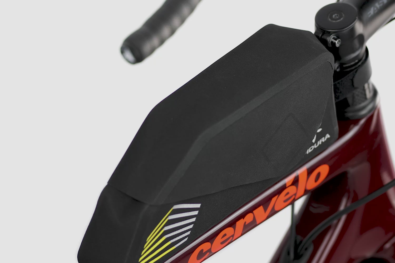 APIDURA - Racing Bolt-On Top Tube Pack (1L) video
